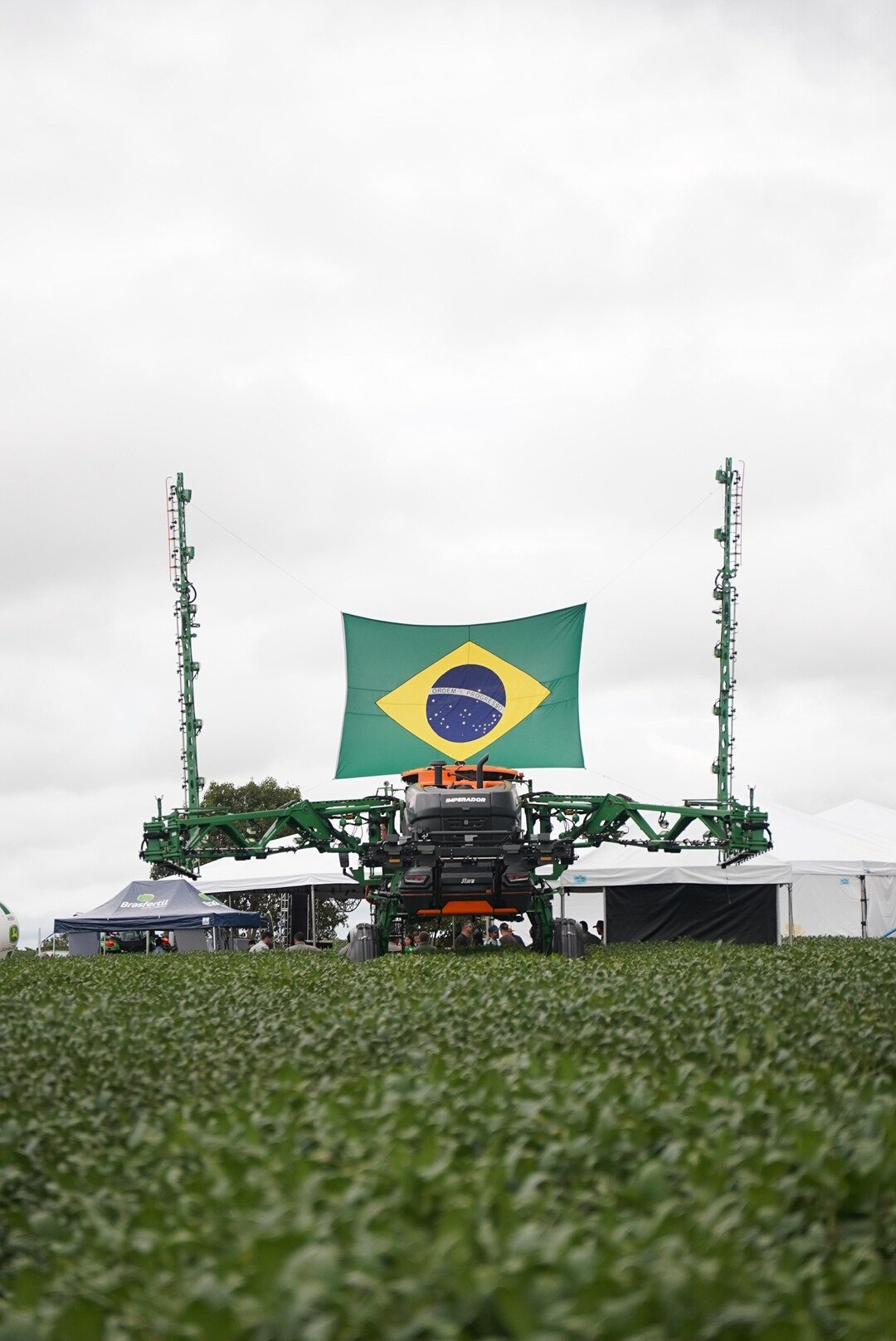 Pulverizador Imperador em lavoura — tecnologia no campo brasileiro