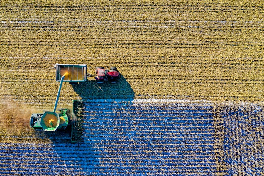 Colheitadeira aérea em lavoura — AgTech e tecnologia